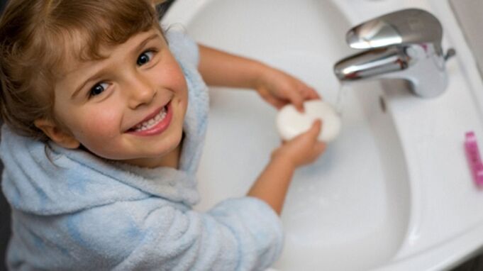 dijete pere ruke sapunom kako bi spriječilo crve