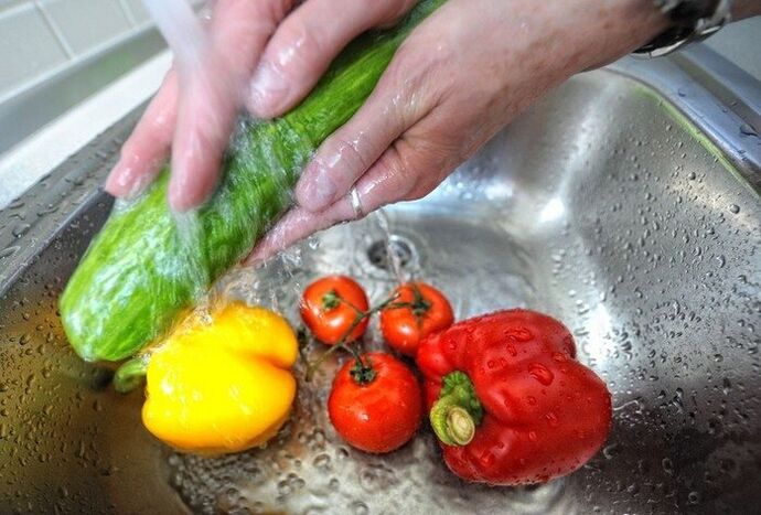 Da biste spriječili zarazu parazitima, potrebno je oprati povrće prije jela. 